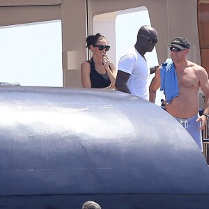Semi-Exclusif - Seal et sa nouvelle compagne Erica Packer sur un yacht avec des amis lors de leurs vacances à Ibiza, le 4 août 2015