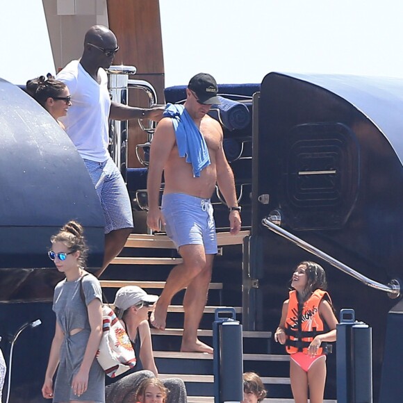 Semi-Exclusif - Seal et sa nouvelle compagne Erica Packer sur un yacht avec des amis lors de leurs vacances à Ibiza, le 4 août 2015