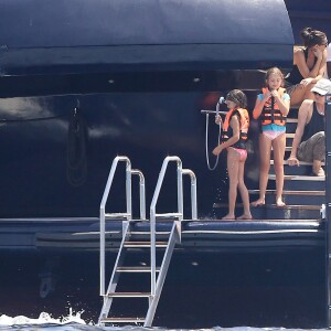 Semi-Exclusif - Seal et sa nouvelle compagne Erica Packer sur un yacht avec des amis lors de leurs vacances à Ibiza, le 4 août 2015