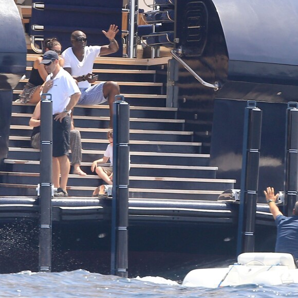 Semi-Exclusif - Seal et sa nouvelle compagne Erica Packer sur un yacht avec des amis lors de leurs vacances à Ibiza, le 4 août 2015