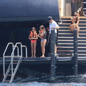 Semi-Exclusif - Seal et sa nouvelle compagne Erica Packer sur un yacht avec des amis lors de leurs vacances à Ibiza, le 4 août 2015