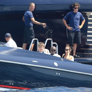 Semi-Exclusif - Seal et sa nouvelle compagne Erica Packer sur un yacht avec des amis lors de leurs vacances à Ibiza, le 4 août 2015