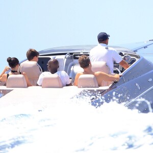 Semi-Exclusif - Seal et sa nouvelle compagne Erica Packer sur un yacht avec des amis lors de leurs vacances à Ibiza, le 4 août 2015