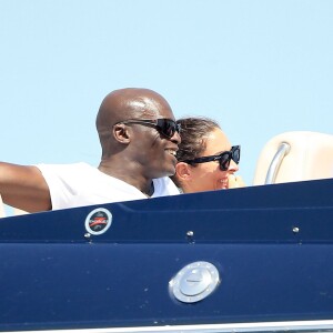 Semi-Exclusif - Seal et sa nouvelle compagne Erica Packer sur un yacht avec des amis lors de leurs vacances à Ibiza, le 4 août 2015