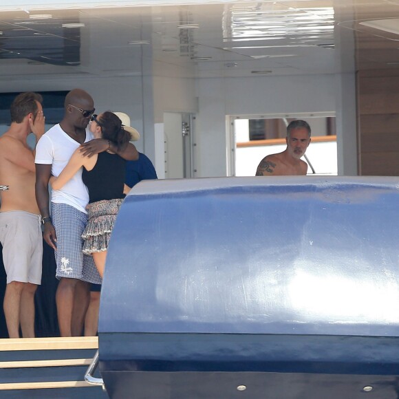 Semi-Exclusif - Seal et sa nouvelle compagne Erica Packer sur un yacht avec des amis lors de leurs vacances à Ibiza, le 4 août 2015
