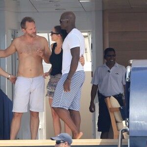 Semi-Exclusif - Seal et sa nouvelle compagne Erica Packer sur un yacht avec des amis lors de leurs vacances à Ibiza, le 4 août 2015