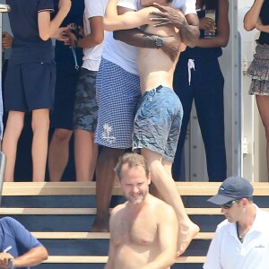 Semi-Exclusif - Seal et sa nouvelle compagne Erica Packer sur un yacht avec des amis lors de leurs vacances à Ibiza, le 4 août 2015