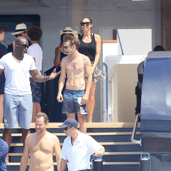 Semi-Exclusif - Seal et sa nouvelle compagne Erica Packer sur un yacht avec des amis lors de leurs vacances à Ibiza, le 4 août 2015