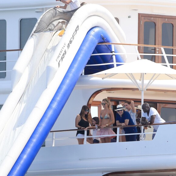 Semi-Exclusif - Seal et sa nouvelle compagne Erica Packer sur un yacht avec des amis lors de leurs vacances à Ibiza, le 4 août 2015
