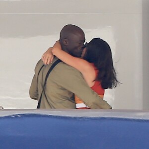 Semi-Exclusif - Seal et sa nouvelle compagne Erica Packer, très amoureux, quittent leur yacht pour rejoindre la terre ferme lors de leurs vacances à Ibiza, le 3 août 2015.