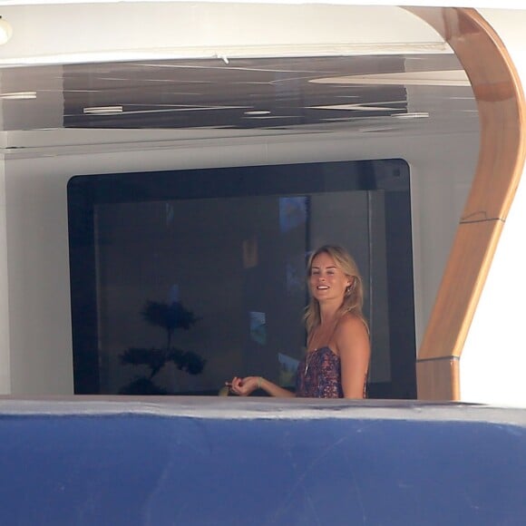 Semi-Exclusif - Seal et sa nouvelle compagne Erica Packer, très amoureux, quittent leur yacht pour rejoindre la terre ferme lors de leurs vacances à Ibiza, le 3 août 2015.