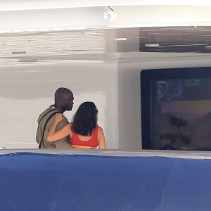 Semi-Exclusif - Seal et sa nouvelle compagne Erica Packer, très amoureux, quittent leur yacht pour rejoindre la terre ferme lors de leurs vacances à Ibiza, le 3 août 2015.