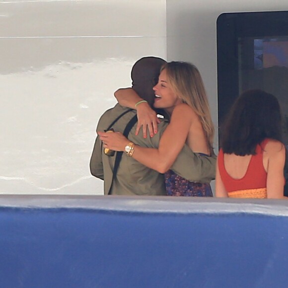 Semi-Exclusif - Seal et sa nouvelle compagne Erica Packer, très amoureux, quittent leur yacht pour rejoindre la terre ferme lors de leurs vacances à Ibiza, le 3 août 2015.