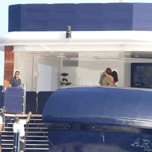 Semi-Exclusif - Seal et sa nouvelle compagne Erica Packer, très amoureux, quittent leur yacht pour rejoindre la terre ferme lors de leurs vacances à Ibiza, le 3 août 2015.