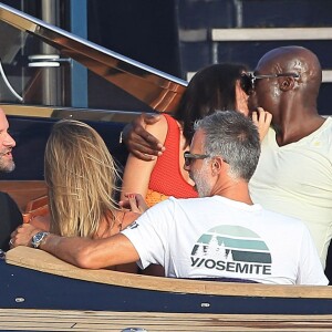 Semi-Exclusif - Seal et sa nouvelle compagne Erica Packer, très amoureux, quittent leur yacht pour rejoindre la terre ferme lors de leurs vacances à Ibiza, le 3 août 2015.