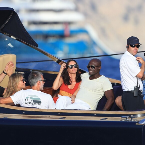 Semi-Exclusif - Seal et sa nouvelle compagne Erica Packer, très amoureux, quittent leur yacht pour rejoindre la terre ferme lors de leurs vacances à Ibiza, le 3 août 2015.
