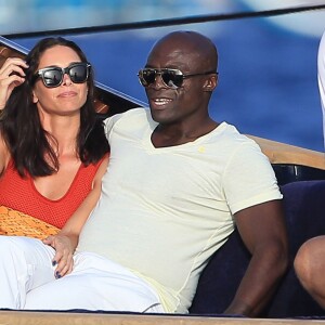 Semi-Exclusif - Seal et sa nouvelle compagne Erica Packer, très amoureux, quittent leur yacht pour rejoindre la terre ferme lors de leurs vacances à Ibiza, le 3 août 2015.