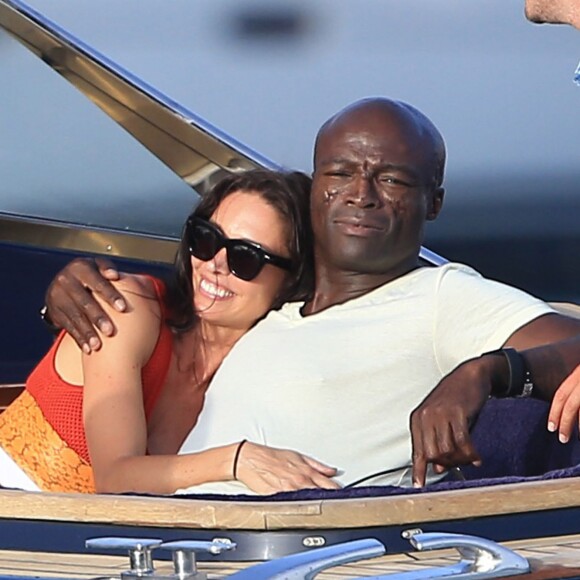 Semi-Exclusif - Seal et sa nouvelle compagne Erica Packer, in love, quittent leur yacht pour rejoindre la terre ferme lors de leurs vacances à Ibiza, le 3 août 2015.