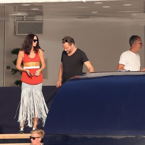 Semi-Exclusif - Seal et sa nouvelle compagne Erica Packer, très amoureux, quittent leur yacht pour rejoindre la terre ferme lors de leurs vacances à Ibiza, le 3 août 2015.
