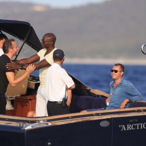 Semi-Exclusif - Seal et sa nouvelle compagne Erica Packer, très amoureux, quittent leur yacht pour rejoindre la terre ferme lors de leurs vacances à Ibiza, le 3 août 2015.