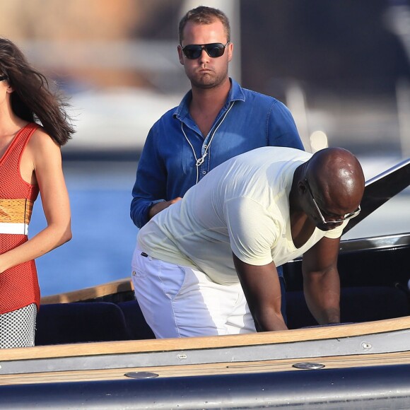 Semi-Exclusif - Seal et sa nouvelle compagne Erica Packer, très amoureux, quittent leur yacht pour rejoindre la terre ferme lors de leurs vacances à Ibiza, le 3 août 2015.