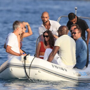 Semi-Exclusif - Seal et sa nouvelle compagne Erica Packer, très amoureux, quittent leur yacht pour rejoindre la terre ferme lors de leurs vacances à Ibiza, le 3 août 2015.