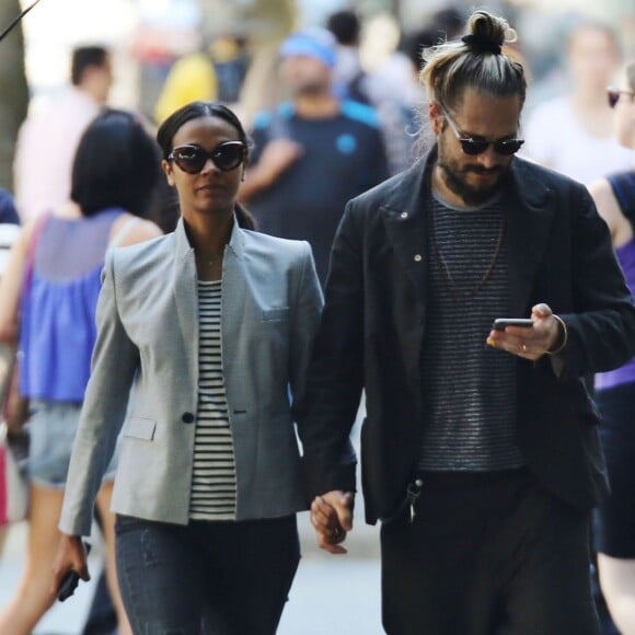 Exclusif - Zoe Saldana et son mari Marco Perego se baladent à Vancouver le 27 juin 2015.