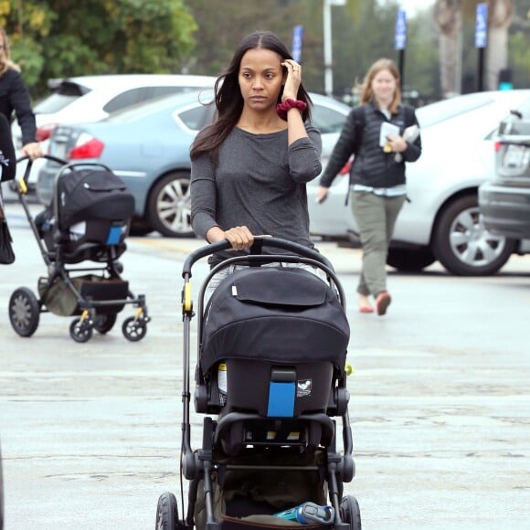 Exclusif - Zoe Saldana et son mari Marco Perego vont avec leurs jumeaux Bowie et Cy chez le pédiatre à Encino, le 12 juin 2015.