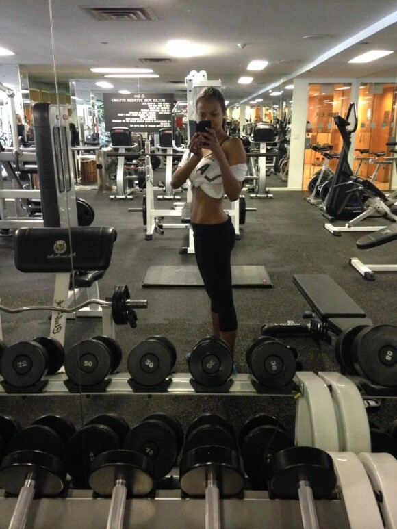 Zoe Saldana a ajouté une photo à son compte Facebook d'elle à la salle de gym, le 30 juillet 2015