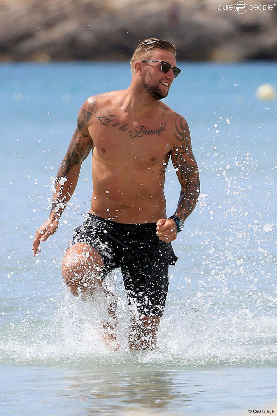 Les Vacances Des Anges 6 Exclusif - Benjamin Machet (Les Anges 6) sur le tournage de l'émission Les  Vacances des Anges sur la plage à Formentera, le 17 juin 2015. - Purepeople