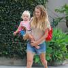 Exclusif - Teresa Palmer sort de la piscine en compagnie de son fils Bodhito à Los Feliz Los Angeles, Le 24 Juillet 2015
