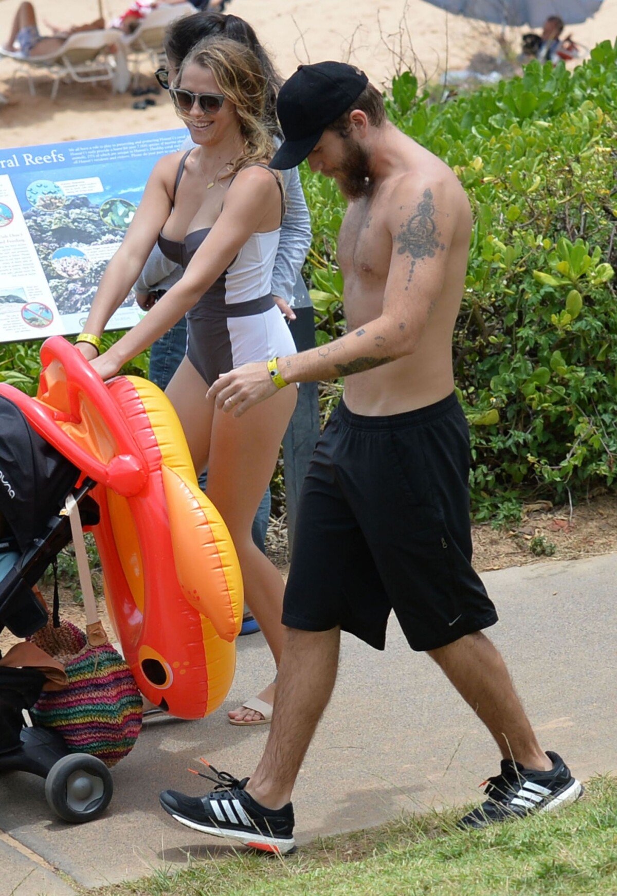 Photo : Teresa Palmer et son mari Mark Webber à la plage avec leur petit  Bodhi à Hawaï le 2 juin 2015 Actress Teresa Palmer and husband Mark Webber  enjoying a day