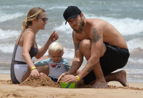 Teresa Palmer et son mari Mark Webber à la plage avec leur petit Bodhi à Hawaï le 2 juin 2015