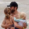 Teresa Palmer passe une journée en famille avec son mari Mark Webber et leur fils Bodhi sur une plage à Hawaii, le 2 juin 2015