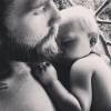 Teresa Palmer a ajouté une photo de son fils Bodhi et son mari Mark sur sa page Instagram / juillet 2015