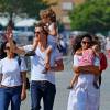 Matthew McConaughey et sa femme Camila Alves se promènent avec les enfants en 2012