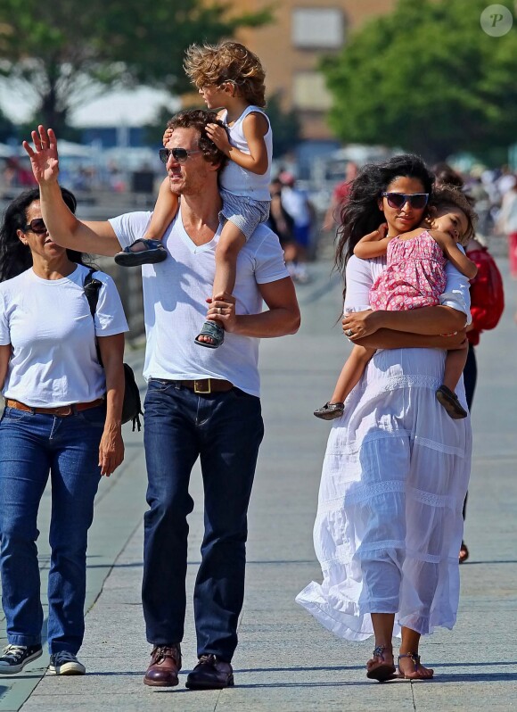 Matthew McConaughey et sa femme Camila Alves se promènent avec les enfants en 2012