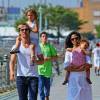 Matthew McConaughey et sa femme Camila Alves se promènent avec les enfants en 2012