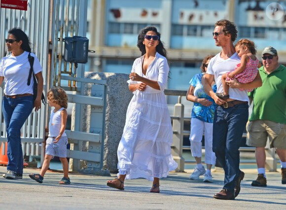 Matthew McConaughey et sa femme Camila Alves se promènent avec les enfants en 2012