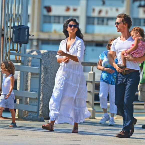 Matthew McConaughey et sa femme Camila Alves se promènent avec les enfants en 2012