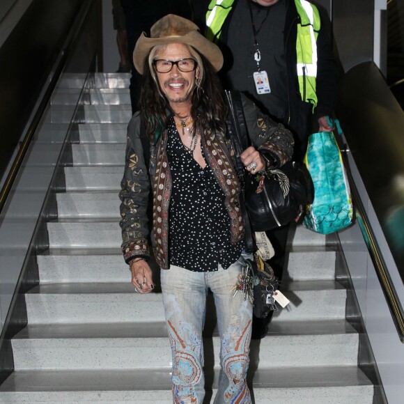 Exclusif - Steven Tyler arrive à l'aéroport de Boston en provenance de San Francisco, le 22 juin 2015.