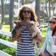 Steven Tyler et ses filles Mia, Liv et Chelsea et leurs amis se promenent a Miami, le 8 decembre 2013.