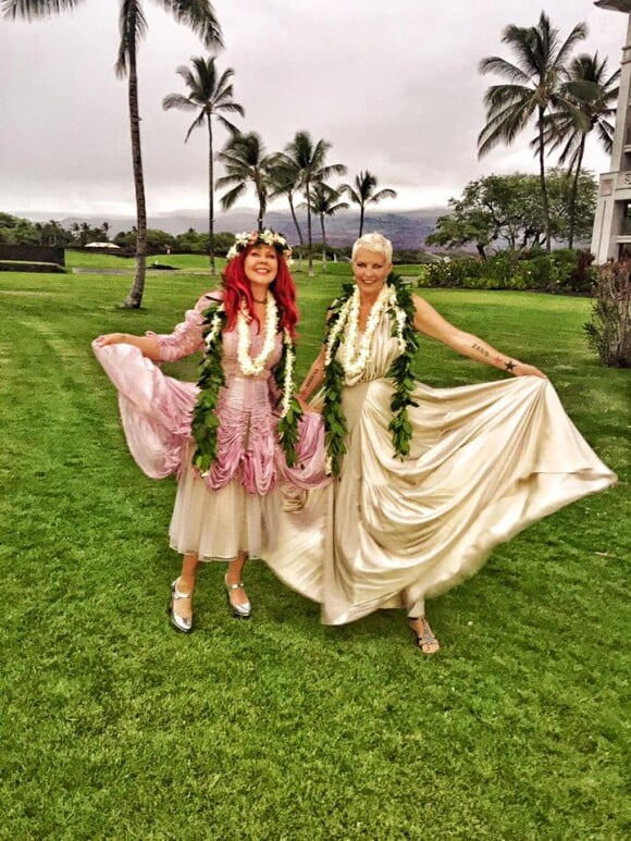 La chanteuse Kate Pierson et son épouse Monica Coleman, lors de leur mariage à Hawaï. Photo postée sur Facebook le 5 août 2015