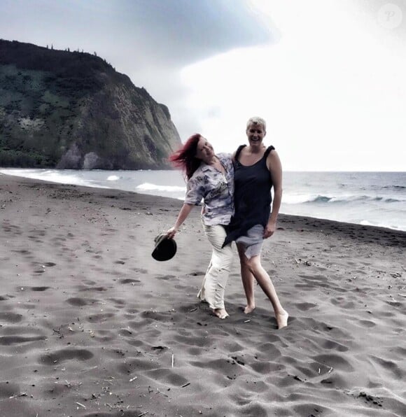 Kate Pierson et son épouse Monica Coleman, à Hawaï. Photo postée sur Facebook le 1er août 2015