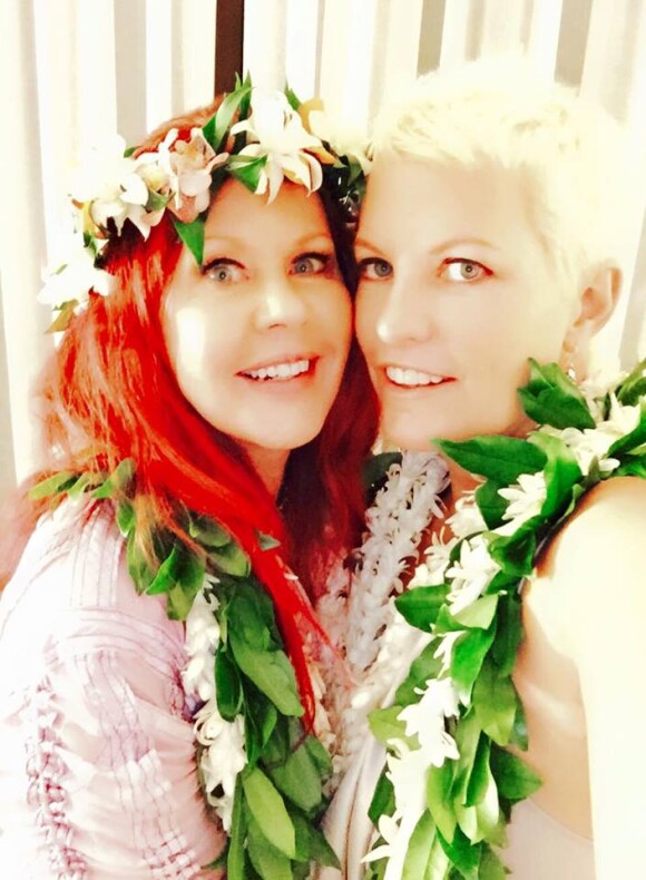 Kate Pierson et son épouse Monica Coleman, lors de leur mariage à Hawaï. Photo postée sur Facebook le 5 août 2015