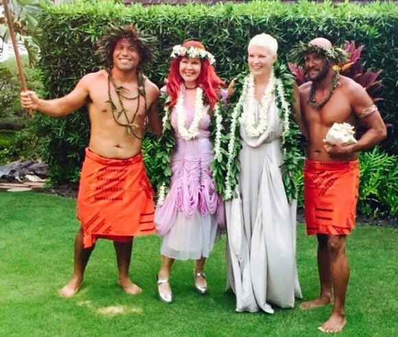 Kate Pierson et sa femme Monica Coleman, lors de leur mariage à Hawaï. Photo postée sur Facebook le 5 août 2015