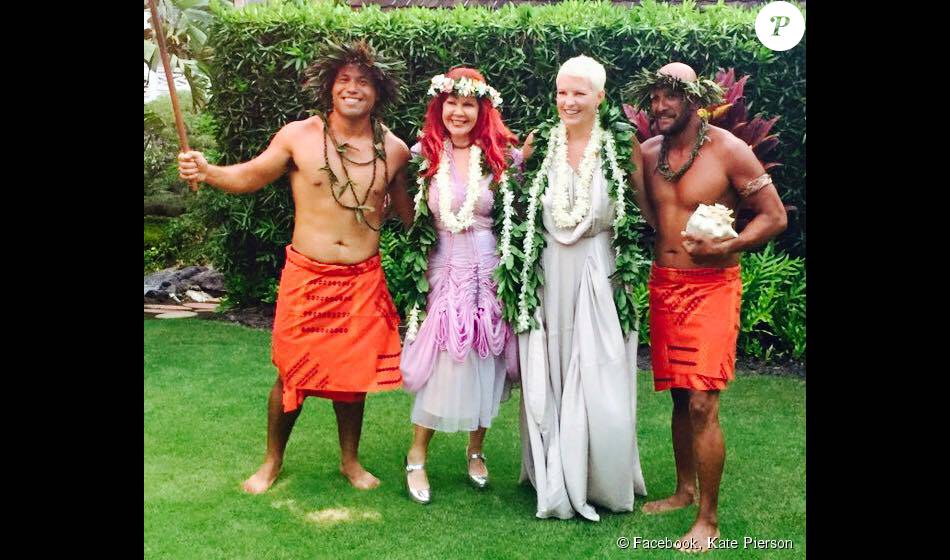 Kate Pierson et sa femme Monica Coleman, lors de leur mariage à Hawaï
