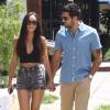 Cara Santana et son fiancé Jesse Metcalfe se promènent à West Hollywood, le 5 août 2015.  