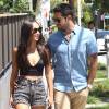 Cara Santana et son fiancé Jesse Metcalfe se promènent à West Hollywood, le 5 août 2015.
