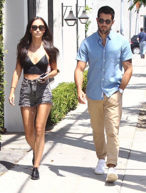 Cara Santana et son fiancé Jesse Metcalfe se promènent à West Hollywood, le 5 août 2015.   